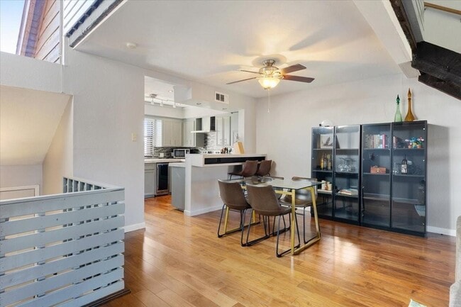 Building Photo - 727 Davis Rd