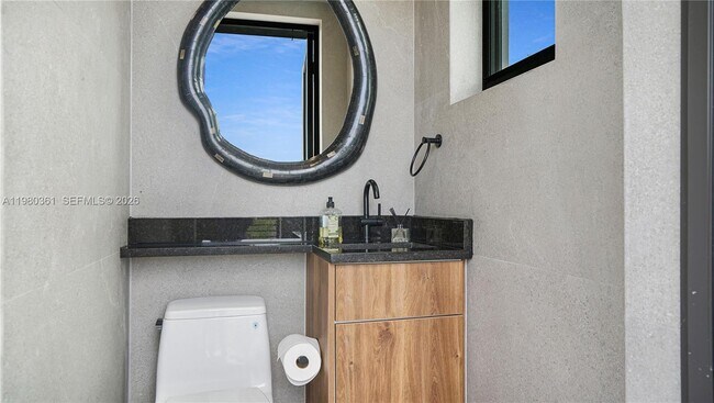 Building Photo - 3075 Mary St