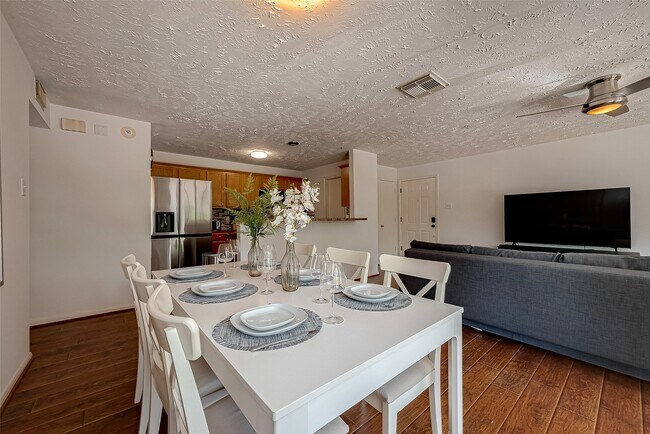 Building Photo - 8051 Bay Branch Dr