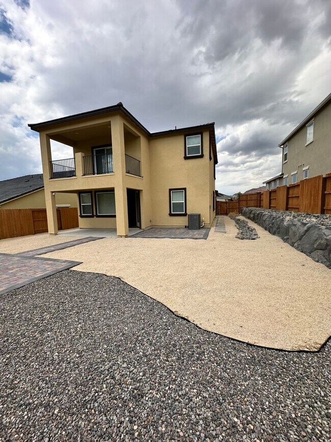 Building Photo - 4 Bedroom Beautiful Home