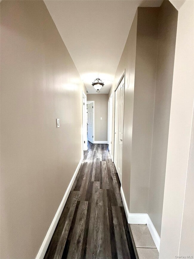 Building Photo - 102 Sycamore Cir