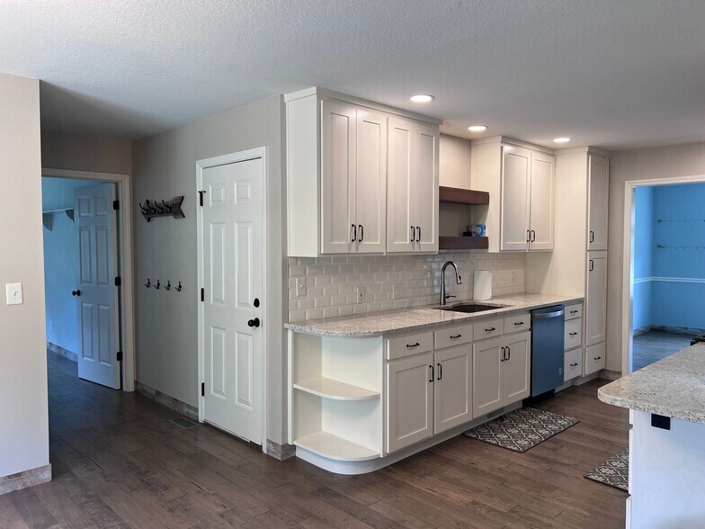 Building Photo - 1503 E Twin Lakes Dr