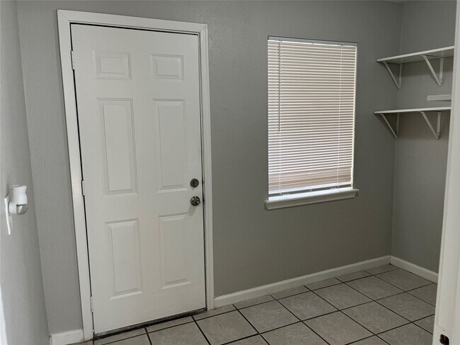 Building Photo - 2402 Fawnwood Ln