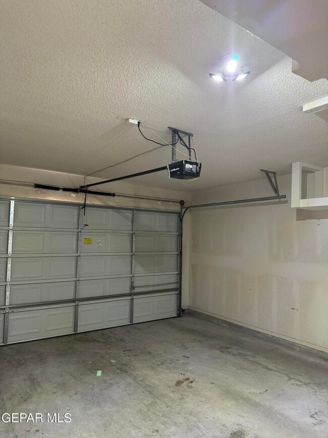 Building Photo - 10899 Northview Dr