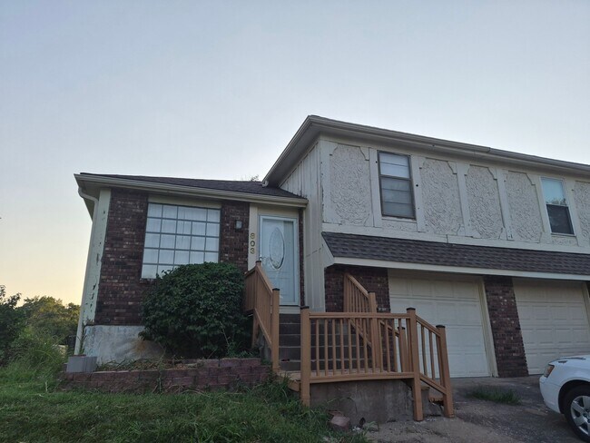 Building Photo - 803 S Medford Cir