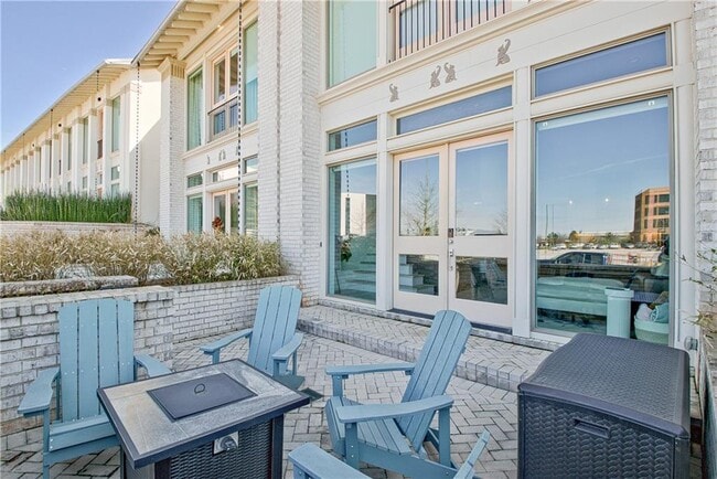 Building Photo - 580 Heatherden Ave