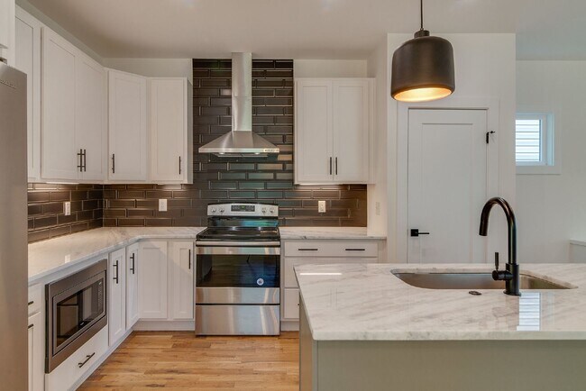 Building Photo - Amazing 3 bed 2.5 w/fenced yard. 10 min fr...