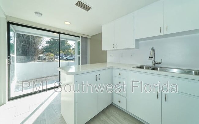 Building Photo - 2137 Couver Dr