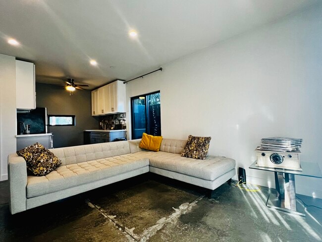 Building Photo - 4610 E 4th St