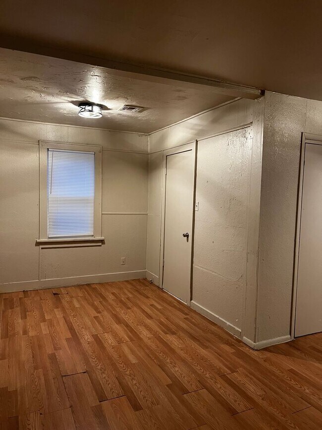 Building Photo - 1613 E Park Pl