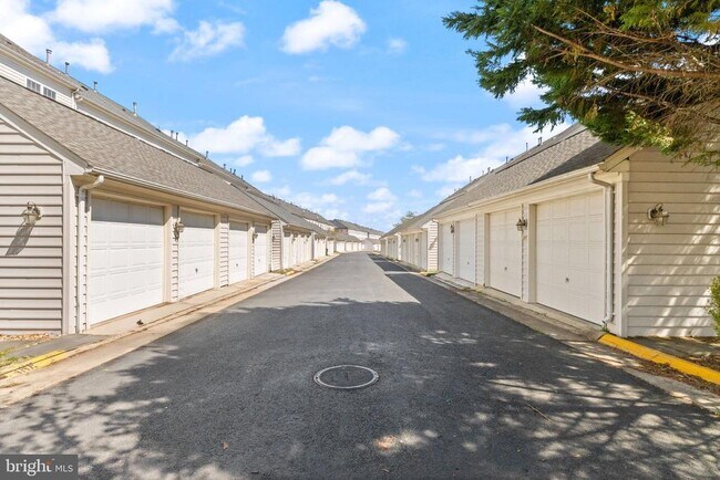 Building Photo - 42465 Regal Wood Dr