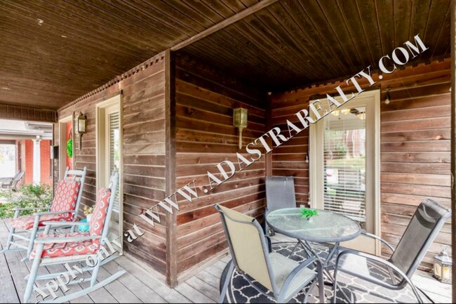 Building Photo - Inviting 3 Bedroom Close to Everything-Available in MAY!!