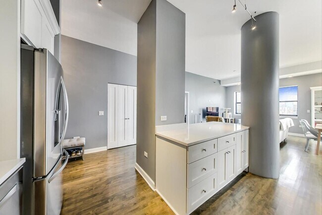 Building Photo - 2BD/2BTH PENTHOUSE  WITH PRIVATE TERRACE I...