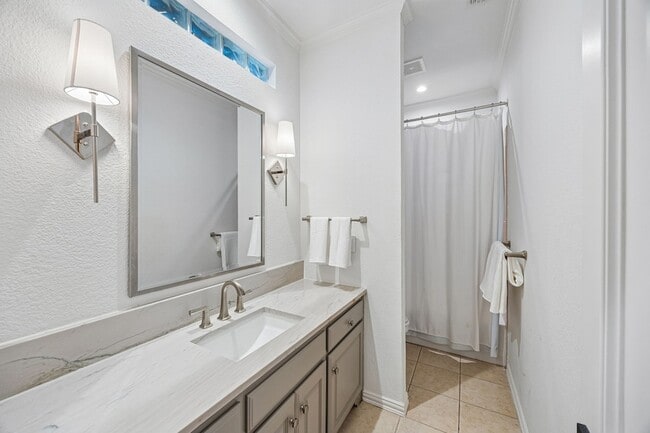 Building Photo - 4954 Northshore Dr