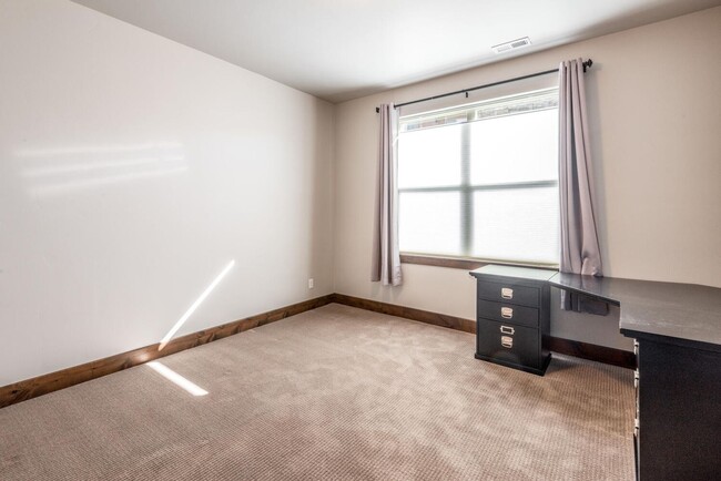 Building Photo - Modern Townhome in Black Rock Ridge