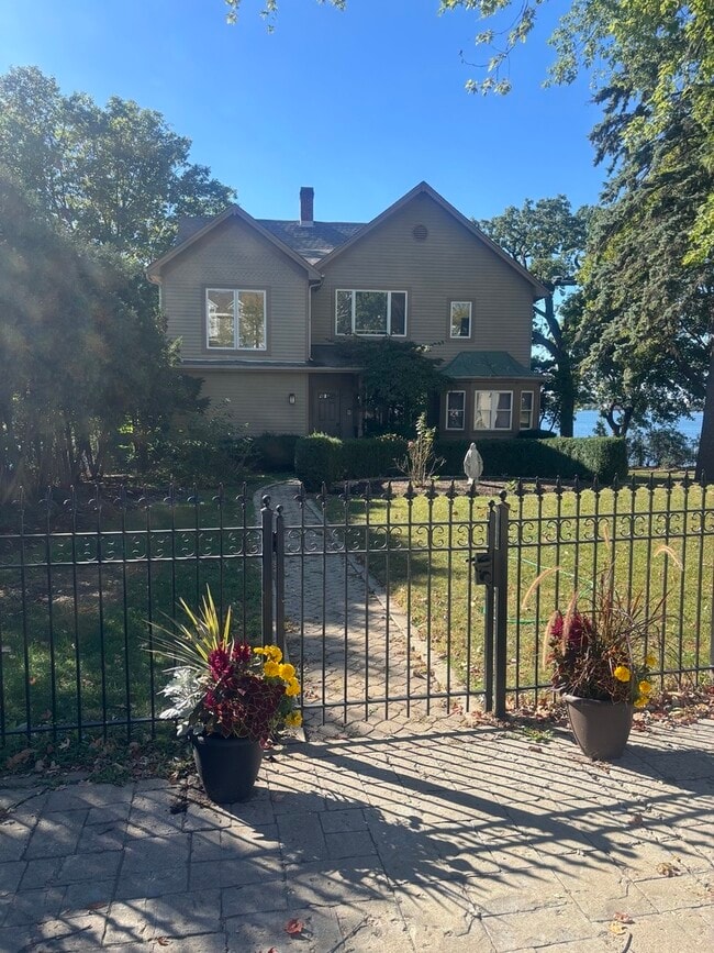 Primary Photo - 21 Lakeview Pl