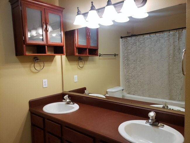 Building Photo - West-end 3 Bedroom Condo w/ Garage - End U...