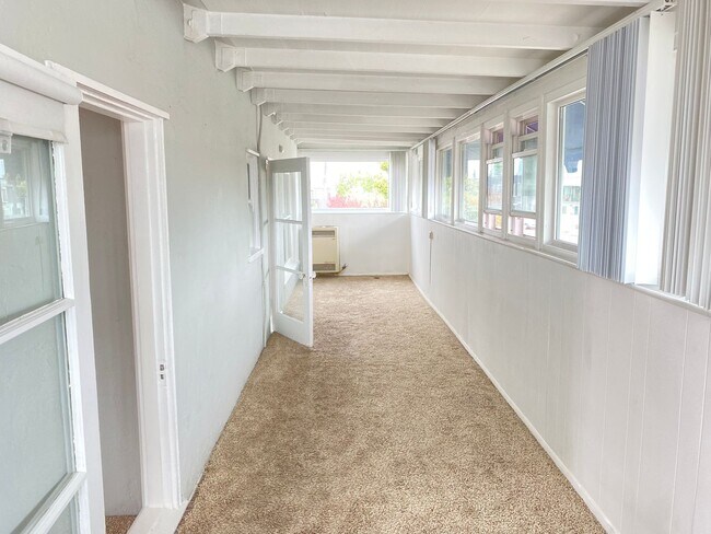 Building Photo - CHARMING NORTH PARKING ONE BEDROOM! LARGE ...
