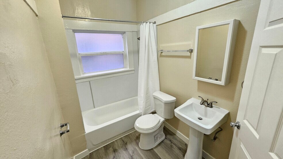 Building Photo - 1330 W 11th St