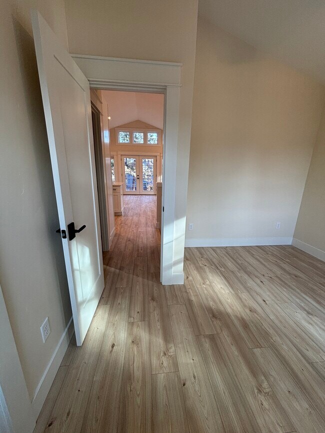 Building Photo - 480 SE Reed Market Rd