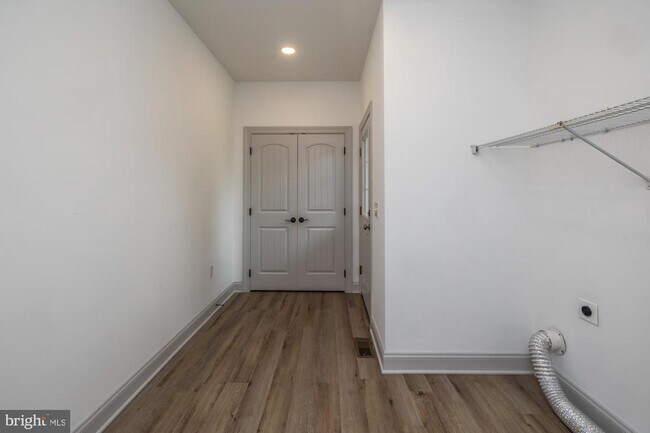 Building Photo - 411 James St