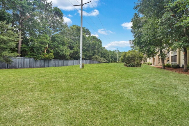 Building Photo - "Discover Coastal Comfort: Spacious 2-Bed, 2-Bath Condo at Summer House, Hilton Head Island!"