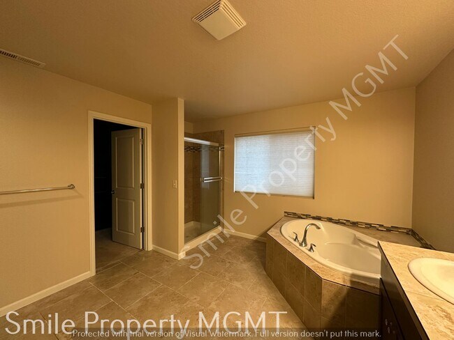 Building Photo - single house