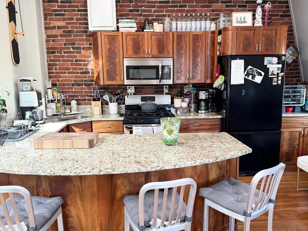 Building Photo - 172 Bunker Hill St