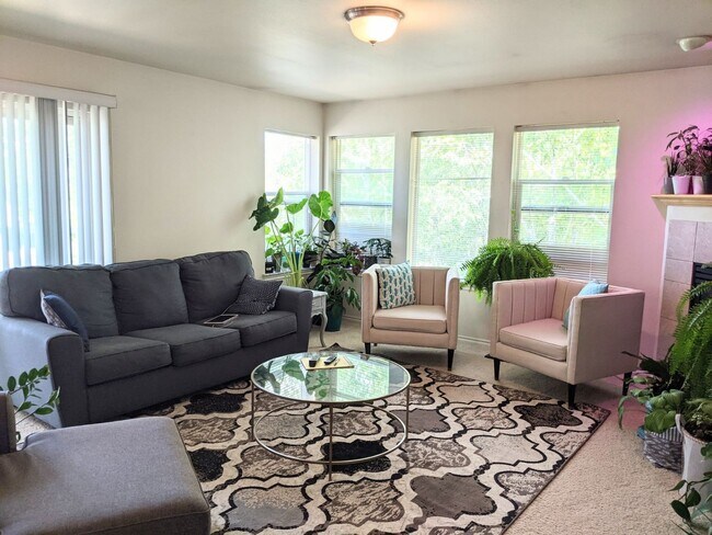 Building Photo - Beautiful Two Bedroom Condo