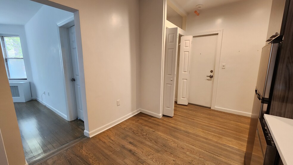 Building Photo - 54 Queensberry St