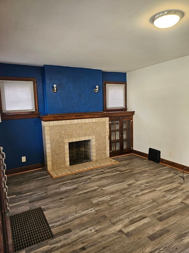 Building Photo - 2 bed 1 house