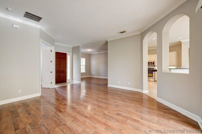 Building Photo - 833 SW Vineland Ct