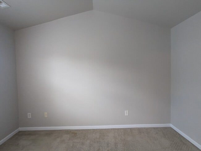 Building Photo - Room in Townhome on Derryrush Ave