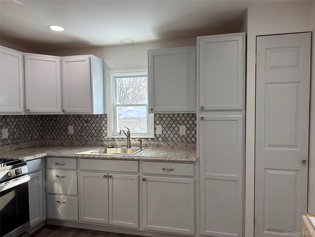 Building Photo - 8 Hideaway Ln