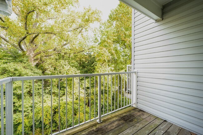 Building Photo - 2-level condo, conveniently located