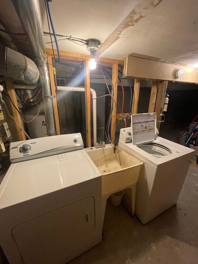 Building Photo - AVAILABLE NOW - 3 Bedroom/1.5 Bath Home wi...