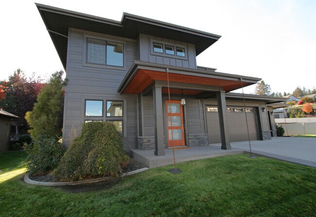Primary Photo - 713 W Willapa Ave