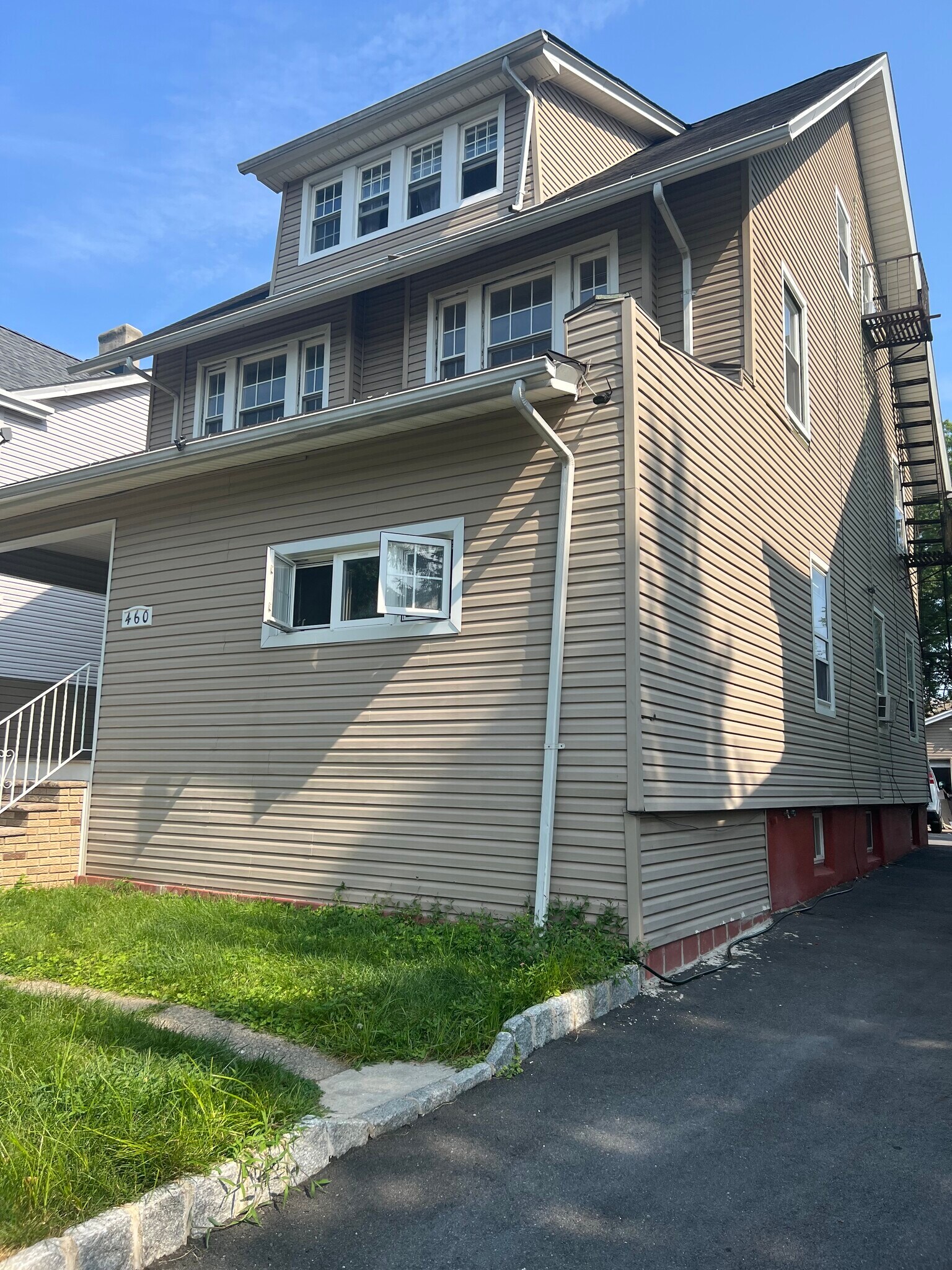 Building Photo - 459 N Maple Ave