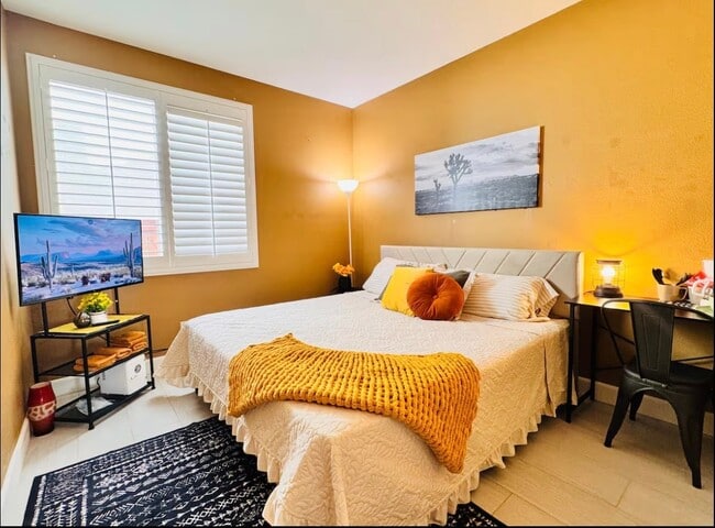 Building Photo - 1 King bed