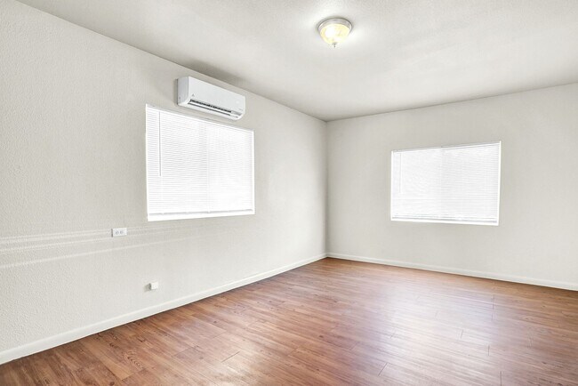 Building Photo - Central 1 Bedroom 1 Bath