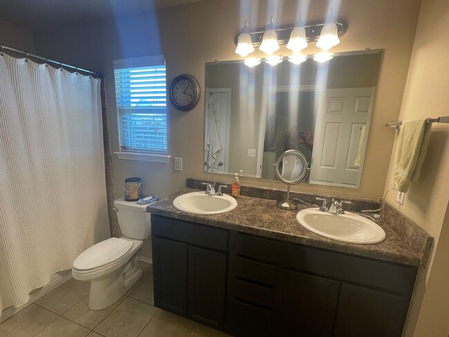 Building Photo - Bixby 3 bed 2 bath in quiet cul-da-sac!