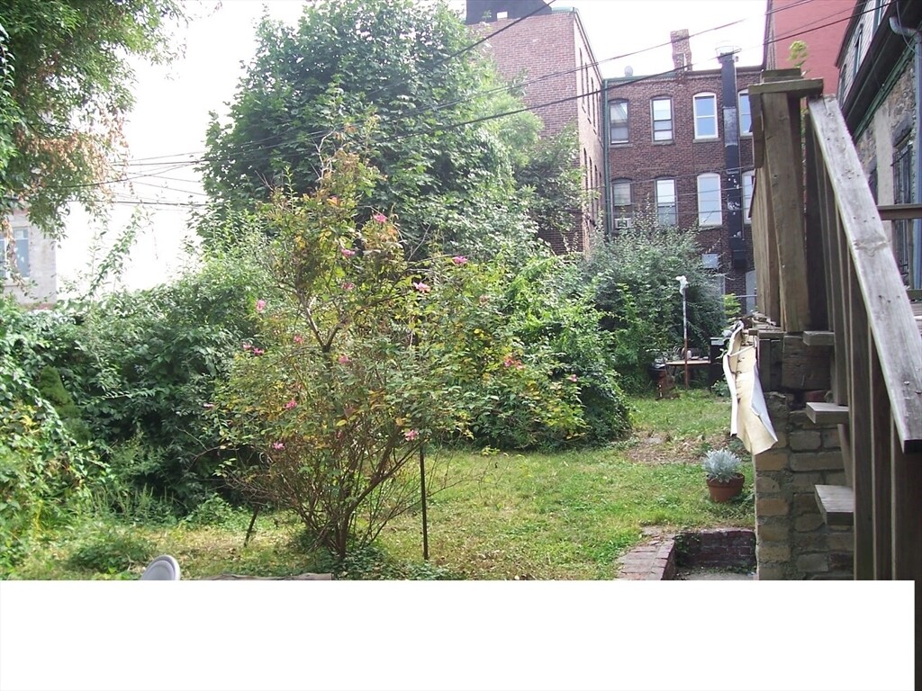 Building Photo - 688 Parker St