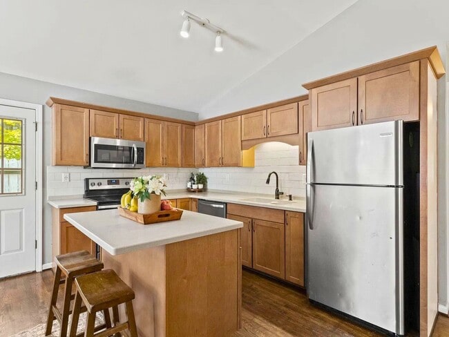 Building Photo - 1032 Summit Dr