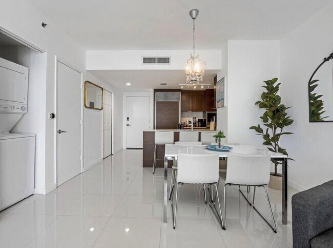 Building Photo - 481 Brickell Ave