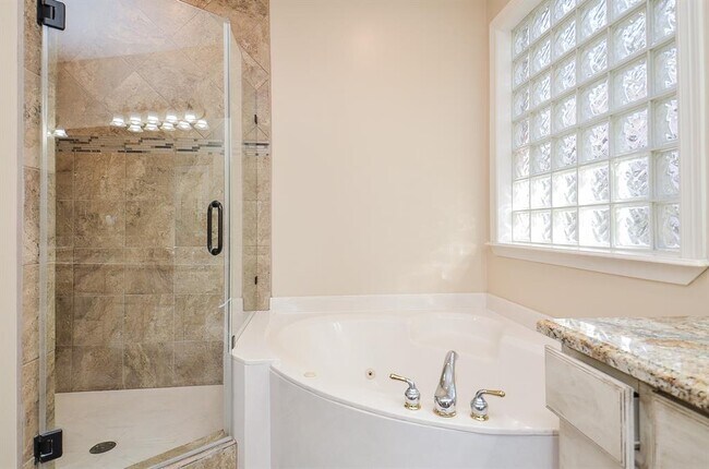 Building Photo - 5835 Stratford Gardens Dr