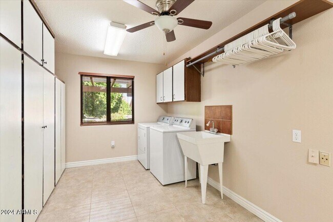 Building Photo - 12318 W Fieldstone Dr