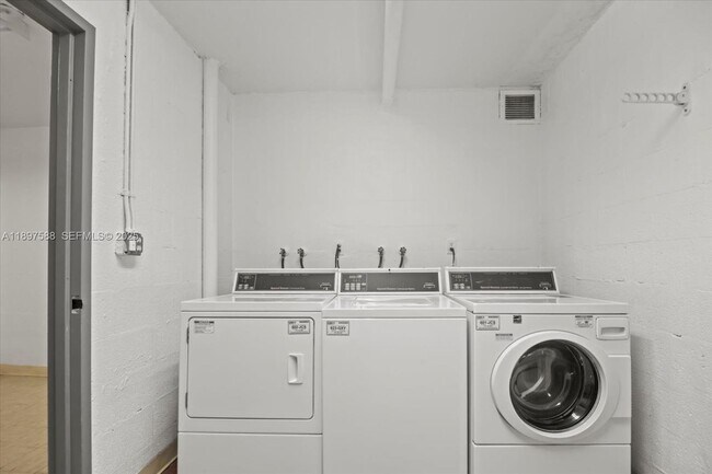 Building Photo - 3140 S Ocean Dr