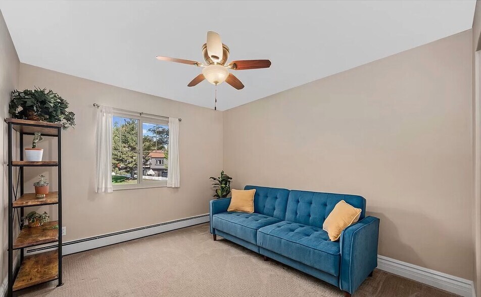 bedroom 2 - 860 W Moorhead Cir