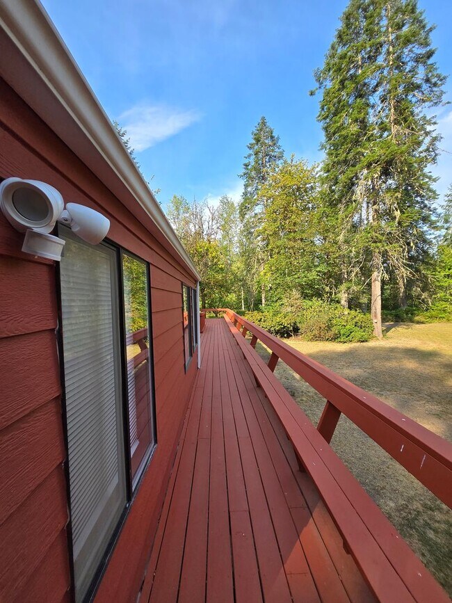 Building Photo - Riverfront Property 3 Bedroom 2 Bath in To...