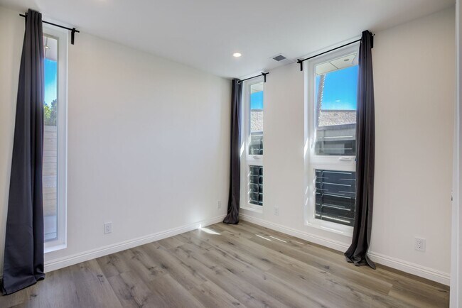 Building Photo - 837 N Kingsley Dr